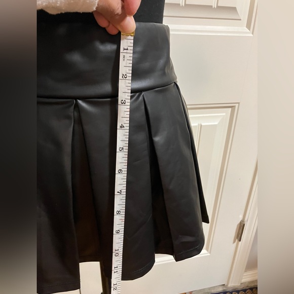 Black Skirt / Size ML - Picture 3 of 4